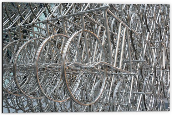 WallClassics - Dibond - Rekken vol Fietswielen - 60x40 cm Foto op Aluminium (Wanddecoratie van metaal)