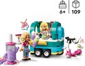 LEGO Friends mobiele bubbelthee stand in mintgroen en geel, met twee poppen, paarse bubbelthee-automaat en een roze scooter.