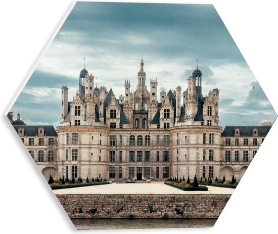 WallClassics - PVC Schuimplaat Hexagon - Kasteel van Chambord - Frankrijk - 30x26.1 cm Foto op Hexagon (Met Ophangsysteem)