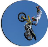 WallClassics - Dibond Muurcirkel - Freestyle Motocross boven Boom - 20x20 cm Foto op Aluminium Muurcirkel (met ophangsysteem)