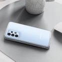 Lichtblauwe Samsung telefoon in transparante hoes, op een bureau naast een muis en mok.