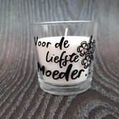 Witte geur kaars (vanille) met de tekst "Voor de liefste moeder..."