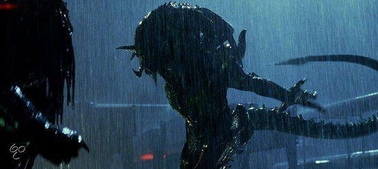 Predator met mandibles en tentakels, in de regen.