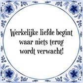 Tegeltje met Spreuk (Tegeltjeswijsheid): Werkelijke liefde begint waar niets terug wordt verwacht! + Kado verpakking & Plakhanger