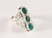 Langwerpige opengewerkte zilveren ring met smaragd