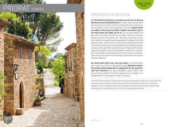 Stenen huisjes in een rustiek dorpje in Priorat met smalle straatjes.