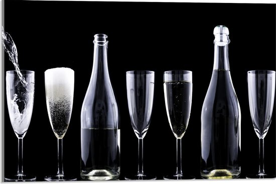 Acrylglas - Champagne Glazen en Flessen op Zwarte Achtergrond  - 60x40cm Foto op Acrylglas (Met Ophangsysteem)