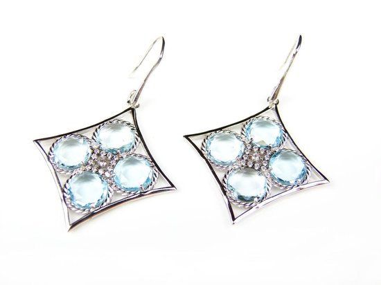 Zilveren oorringen oorbellen Model Inspired Beauty gezet met lichtblauwe stenen