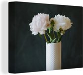 Canvas Schilderij Witte pioenrozen in een vaas met een zwarte achtergrond - 80x60 cm - Wanddecoratie