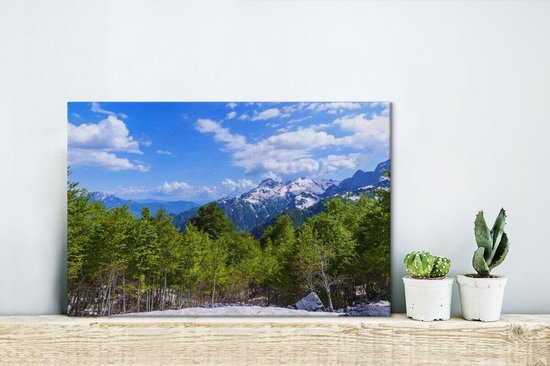 Canvas Schilderij Strakblauwe lucht met witte wolken boven de groene Albanese bomen in Theth - 30x20 cm - Wanddecoratie - OneMillionCanvasses