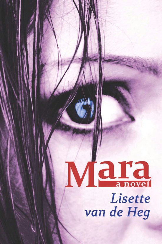 Boekhoes van 'Mara a novel' door Lisette van de Heg. Een close-up van een oog met paars getinte huid en nat haar dat eroverheen valt.