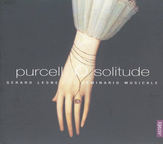 Cd-hoes Purcell O Solitude met een hand met een ring en fijne draden tegen een donkergrijze achtergrond.