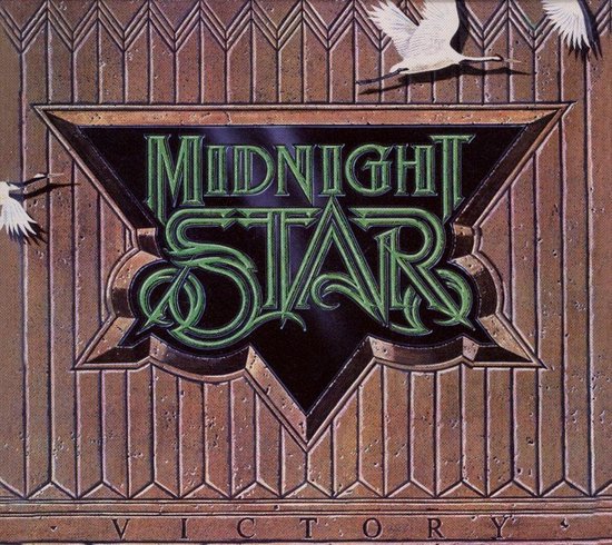 Albumhoes met de titel 'Victory' van Midnight Star, in donkergroene letters, met een bronzen, geometrisch frame en witte vogels.