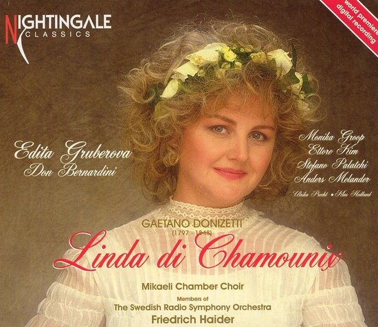 Edita Gruberova in een klassieke opera-opname, met bloemenkrans in haar blonde haar.