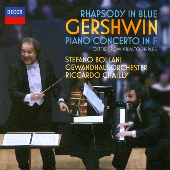 Gershwin: Rhapsody in Blue & Piano Concerto in F, met Stefano Bollani en het Gewandhausorchester onder leiding van Riccardo Chailly. Twee mannen in pak bij een piano.