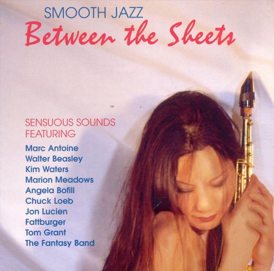 Een vrouw met lang bruin haar houdt een klarinet vast. De titel "Smooth Jazz: Between the Sheets" staat bovenaan.