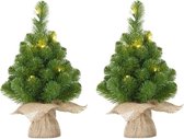 2x Mini kunst kerstbomen met 15 groene Led lampjes 60 cm - Kunst kerstboompjes/miniboompjes/kunstboompjes