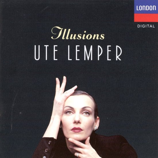 Albumhoes met Ute Lemper, die haar vingers bij haar hoofd houdt. Titel: Illusions, UTE LEMPER. London Digital.