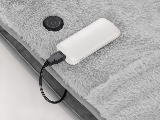 Grijze, zachte deken met aan/uit knop en aangesloten powerbank.