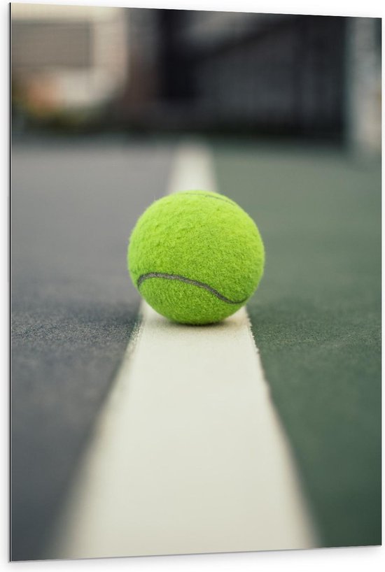 Dibond - Tennisbal op Witte Lijn - 80x120cm Foto op Aluminium (Met Ophangsysteem)