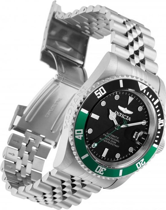 Zilverkleurig herenhorloge met zwarte wijzerplaat, groene lunette en dubbele sluiting.