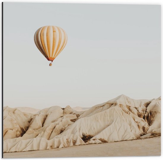 Dibond - Luchtballon boven Woestijn - 50x50cm Foto op Aluminium (Met Ophangsysteem)