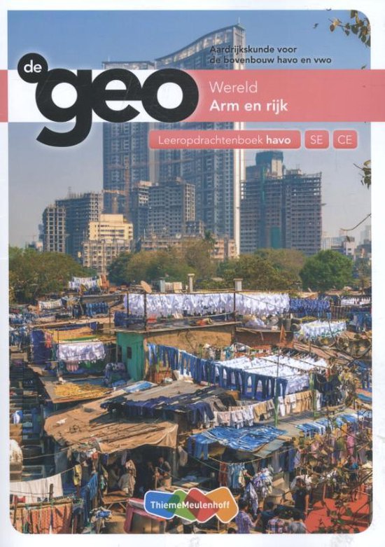 Boek 'De Geo Wereld Arm en Rijk' met een foto van een stad met veel wasgoed.