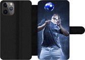 Bookcase Geschikt voor iPhone 11 Pro telefoonhoesje - Hooghoudende voetballer - Met vakjes - Wallet case met magneetsluiting