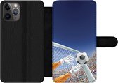 Bookcase Geschikt voor iPhone 11 Pro Max telefoonhoesje - Een illustratie van een keeper die de voetbal tegenhoudt - Jongetje - Meisjes - Kind - Met vakjes - Wallet case met magneetsluiting