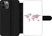 Bookcase Geschikt voor iPhone 11 Pro Max telefoonhoesje - Wereldkaart - Roze - Wit - Met vakjes - Wallet case met magneetsluiting