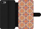 Bookcase Geschikt voor iPhone SE 2020 telefoonhoesje - Patroon - Hippie - Oranje - Met vakjes - Wallet case met magneetsluiting