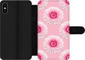 Bookcase Geschikt voor iPhone XS telefoonhoesje - Meiden - Bloem - Roze - Patronen - Girl - Kids - Kinderen - Met vakjes - Wallet case met magneetsluiting