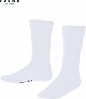 Paar effen witte sokken met Falke We Care logo.