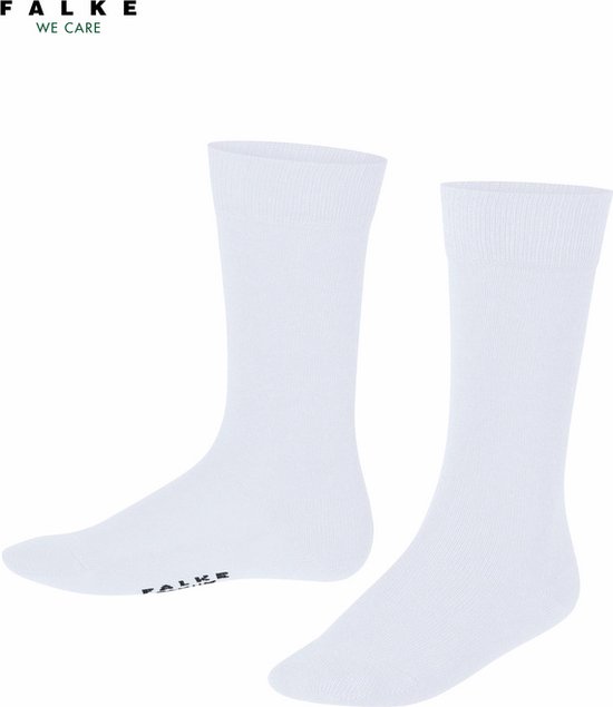 Paar effen witte sokken met Falke We Care logo.