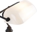 Abat-jour blanc en verre d'une lampe de banquier avec cadre en métal foncé.