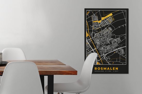 Carte noire de Rosmalen avec des routes dorées, au-dessus d'une table à manger avec des chaises.