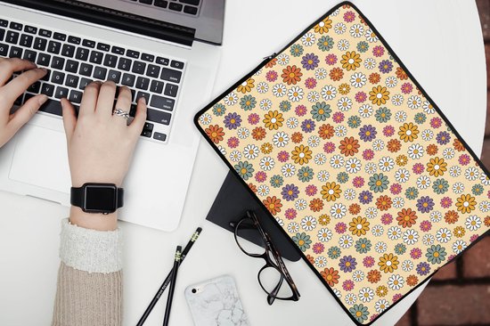 Laptophoes 13 inch - Vintage - Patronen - Bloem - Planten - Laptop sleeve - Binnenmaat 32x22,5 cm - Zwarte achterkant - Back to school spullen - Schoolspullen jongens en meisjes middelbare school - Macbook air hoes - Chromebook sleeve