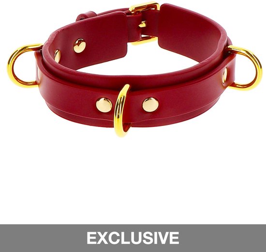 Rode halsband met gouden D-ringen en klinknagels tegen een witte achtergrond, met tekst: EXCLUSIVE.