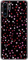 Geschikt voor Huawei P30 Pro hoesje - Een illustratie met hartjes op een zwarte achtergrond - Siliconen Telefoonhoesje