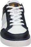 Wit leren sneaker met marineblauwe en grijze accenten, witte veters en een geel logo op de tong.