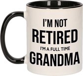Im not retired im a full time grandma koffiemok / theebeker - 300 ml - wit met zwart - oma / kantoorhumor / VUT / pensioen - grappige cadeau mok