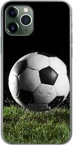 Geschikt voor iPhone 11 Pro hoesje - Voetbal in het gras - Siliconen Telefoonhoesje