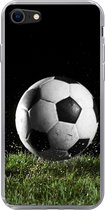 Geschikt voor iPhone 7 hoesje - Voetbal in het gras - Siliconen Telefoonhoesje