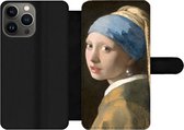 Bookcase Geschikt voor iPhone 13 Pro telefoonhoesje - Meisje met de Parel - Schilderij van Johannes Vermeer - Met vakjes - Wallet case met magneetsluiting
