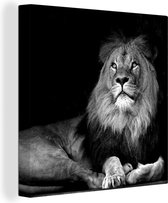 Canvas Schilderij Liggende leeuw tegen een zwarte achtergrond - zwart wit - 20x20 cm - Wanddecoratie