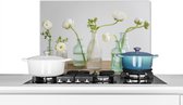 Spatscherm keuken 60x40 cm - Kookplaat achterwand Witte ranonkel bloemen in glazen vazen - Muurbeschermer - Spatwand fornuis - Hoogwaardig aluminium - Alternatief voor spatscherm van glas