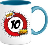 10 Jaar Verkeersbord Mok met tekst | Grappig Verjaardag Beker Cadeau | Bedrukte Koffie en Thee Mokken | Zwart | 330 ML