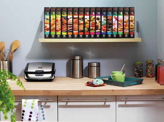 Tefal snackapparaat op aanrecht met op de plank dozen van het snackapparaat.