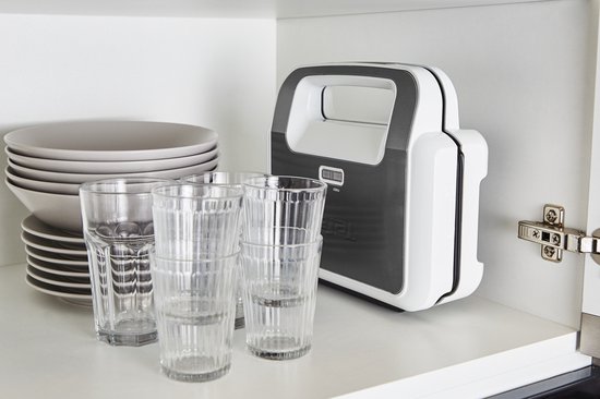 Witte en donkergrijze Tefal Snack XL tosti- en wafelmaker, gesloten, met glazen en borden in een kast.