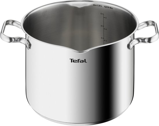 Een RVS pan met handvatten en maatstrepen, op een witte achtergrond.